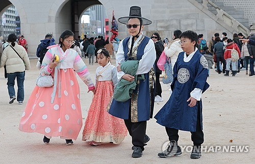 (서울=연합뉴스) 김인철 기자 = 서울 최고기온이 16도로 예보되며 포근한 날씨를 보인 8일 오후 서울 종로구 경복궁에서 외투를 팔에 걸친 외국인 관광객들이 이동하고 있다. 2023.12.8 yatoya@yna.co.kr