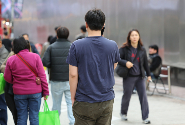 지난 8일 서울 중구 명동거리에서 반팔을 입은 시민이 이동하고 있다. 연합뉴