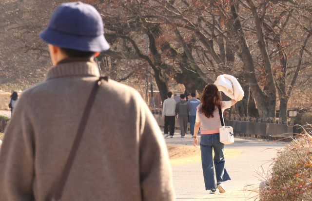 8일 오후 경북 경주시 첨성대 일대에서 시민들이 따뜻한 날씨를 즐기며 산책하고 있다. 연합뉴스