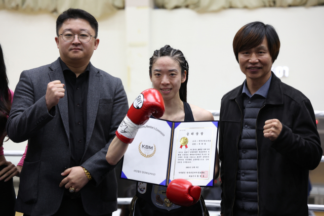 9일 오후 경기도 수원시 경기인재개발원 체육관에서 열린 세계 타이틀매치 전초전에서 승리를 거둔 서려경 순천향대학교 천안병원 소아청소년과 교수가 승리상장을 들어보이고 있다. 연합뉴스