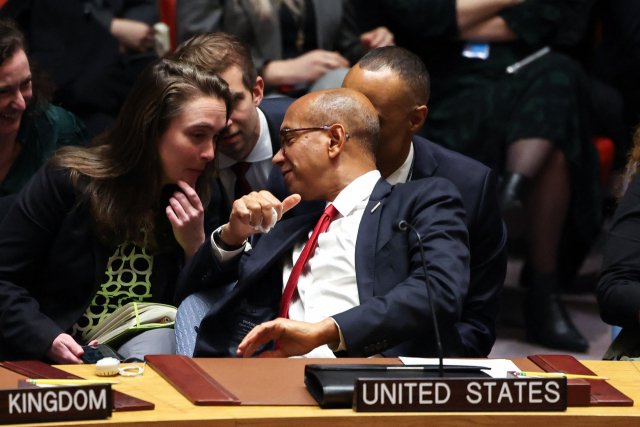로버트 우드 미국 유엔 대표부 차석대사가 8일 유엔 안보리 회의 도중 직원과 이야기를 나누고 있다./AFP연합뉴