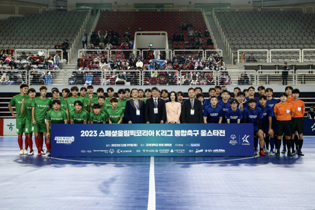 9일 스페셜올림픽코리아 K리그 통합축구 올스타전 참가자들이 관중들과 함께 단체 사진을 촬영하고 있다. 사진 제공=한국프로축구연맹