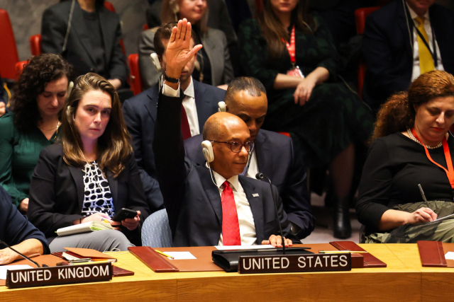 로버트 우드 미국 유엔 대표부 차석대사가 8일(현지 시간) 유엔 안전보장이사회 회의에서 손을 들고 있다. 미국은 이스라엘과 팔레스타인 무장 정파 하마스 간의 즉각적 휴전을 촉구하는 결의안에 거부권을 행사했다. AFP연합뉴스