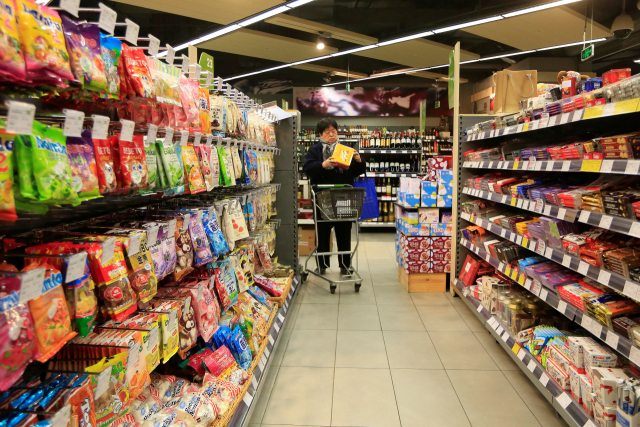 한 중국인이 상하이의 슈퍼마켓에서 물건을 사고 있다. 로이터연합