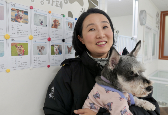 최미금 동물과 함께 행복한 세상 대표가 서울 동대문구 발라당입양센터에서 입양을 기다리고 있는 강아지를 안고 환하게 웃고 있다.