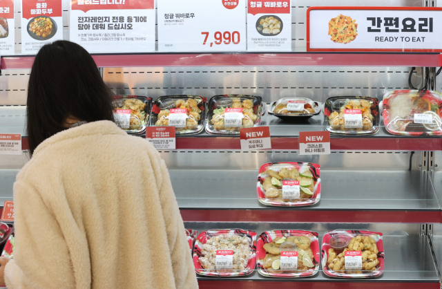 지난 7일 서울의 한 대형마트에 김밥이 진열돼 있다. 한 대형마트 자료에 따르면 올 들어 11월까지 주요품목 매출을 분석한 결과 매장에서 직접 만들어 파는 델리 상품이 고물가로 인기를 끌면서 지난 해 8위에서 여섯 단계 상승한 2위에 올랐다. /연합뉴스