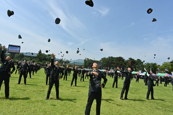 신임 부사관들이 지난 7월 28일 전북 익산시 육군부사관학교에서 열린 23-2기 부사관 임관식에서 정모를 하늘로 던지며 자축하고 있다. 사진 제공=육군