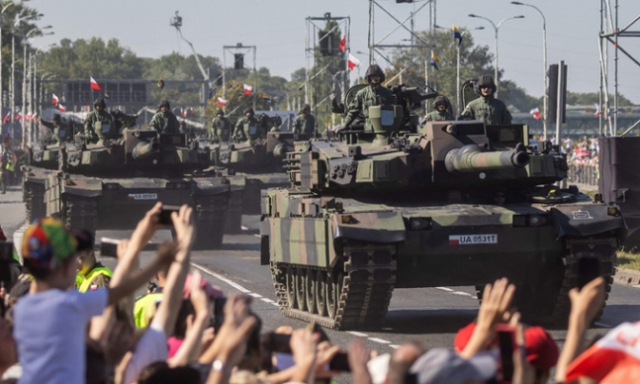 폴란드가 지난 8월 15일(현지시간) 수도 바르샤바에서 '국군의 날' 기념식을 맞아 병사들이 한국산 K2 전차를 타고 군사 퍼레이드를 펼치고 있다. AFP·연합뉴스