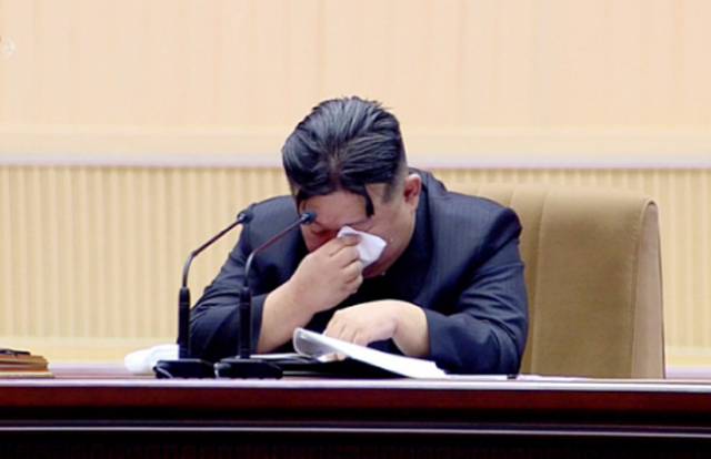 북한 김정은 국무위원장이 지난 3일 열린 제5차 전국어머니대회에서 손수건으로 눈물을 닦고 있다. 연합뉴스