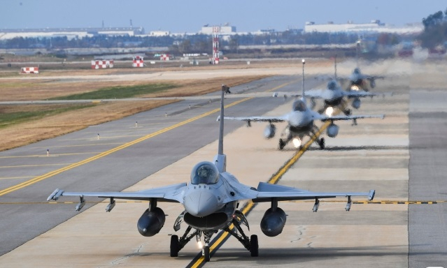 공군 전투기 KF-16 전투기들이 활주로에 대기 중이다. 사진 제공=공