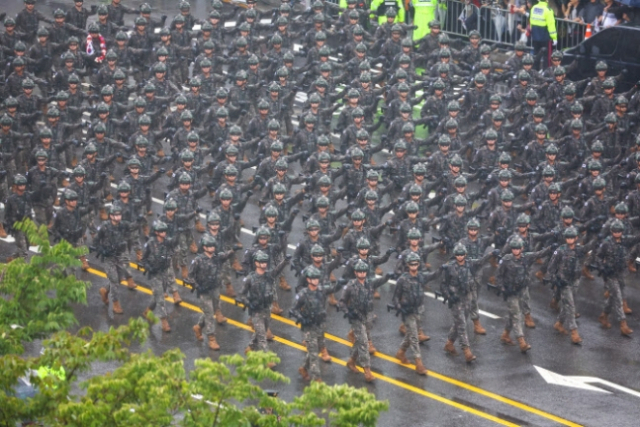 건군 75주년 국군의 날 기념행사가 열린 지난 9월 26일 오후 국군 장병들이 서울 중구 세종대로에서 시가행진을 하고 있다. 연합뉴스