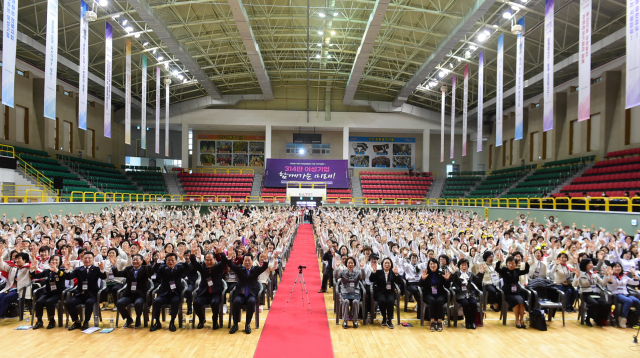 11일 전남 진도군 실내체육관에서 열린 ‘2023 전국 여성CEO 경영연수’ 개막식에서 1000여 명의 여성경제인들이 비전선포식을 진행하고 있다. 사진 제공=한국여성경제인협회