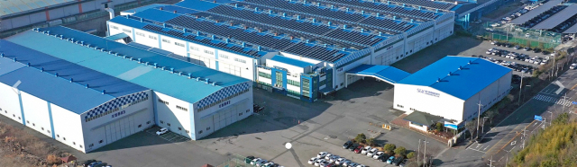 사천임대전용산업단지 에스앤케이항공 전경으로 오른편은 일반산업단지 내 위치한 공장으로 태양광 발전설비를 설치했지만, 왼편은 임대산단 규제로 인해 도입이 지연된 모습. 사진 제공=산단공