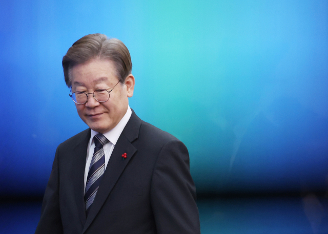 이재명 더불어민주당 대표가 11일 국회에서 열린 인재영입식에 입장하고 있다. 연합뉴스