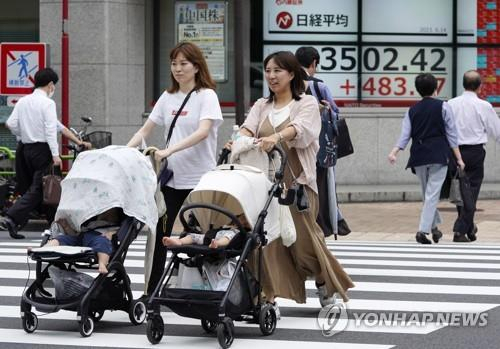 유모차 미는 일본 여성들. EPA연합뉴스