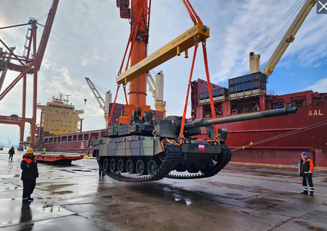 폴란드에 수출된 K-2 전차가 현지 항구에서 하역되고 있다. 사진 제공=현대로템