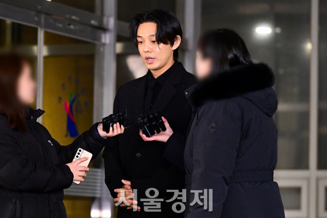 배우 유아인이 12일 오전 서울 서초구 서울중앙지방법원에서 열린 마약류 관리에 관한 법률 위반(향정) 등 혐의 첫 공판을 마친 뒤 차량에 퇴장하고 있다. 김규빈 기자