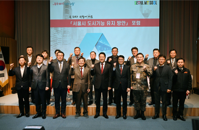 오세훈(앞줄 가운데) 서울시장과 참석자들이 12일 시청 대회의실에서 열린 ‘북한 EMP 위협과 서울 도시기능 유지방안’ 포럼에서 파이팅을 외치고 있다. /사진제공=서울시