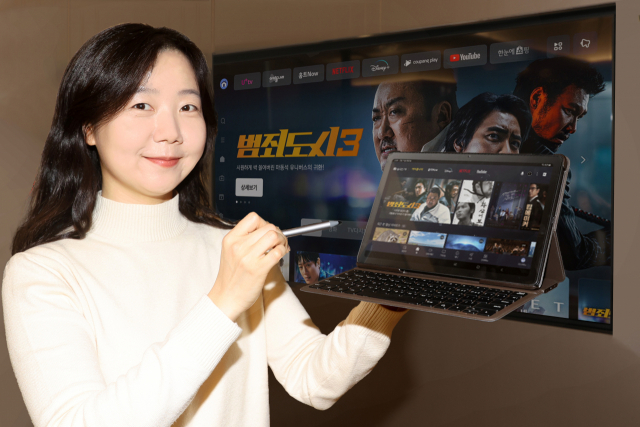 LG유플러스는 휴대하며 인터넷(IP)TV를 즐길 수 있는 태블릿PC 신제품 ‘유플러스(U+tv) 프리4 LE’를 출시했다고 12일 밝혔다. 사진 제공=LG유플러스