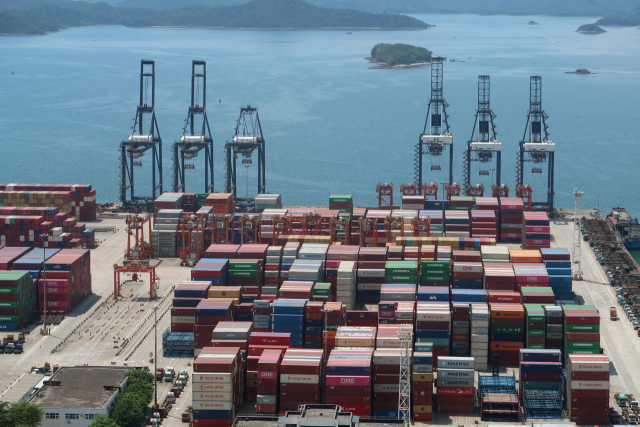 중국 광둥성 선전에 위치한 항구에 컨테이너가 쌓여 있다. 로이터연합뉴스