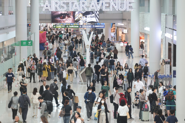 인천공항 1터미널 면세점구역이 이용객들로 붐비고 있다. 연합뉴스