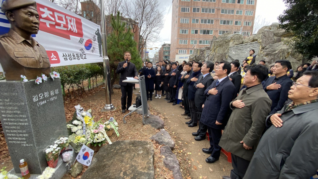 12일 경남 김해시 인제로 51번길 김해삼성초등학교 옆 길에 세워진 고 김오랑 중령 흉상 앞에서 여야 정치권과 주민 등이 참석한 가운데 44주기 추모제가 열리고 있다. 연합뉴스