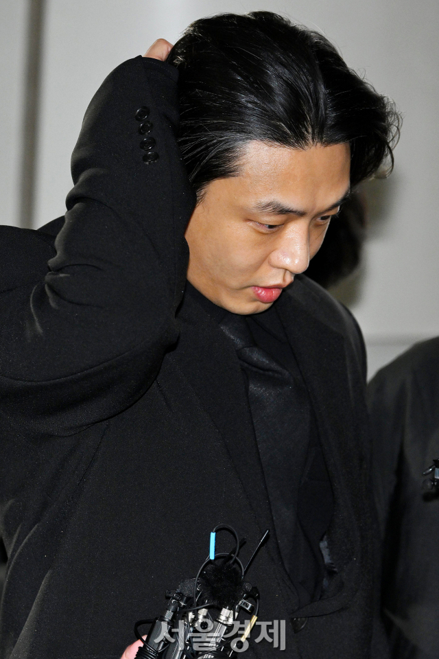 배우 유아인이 12일 오전 서울 서초구 서울중앙지방법원에서 열린 마약류 관리에 관한 법률 위반(향정) 등 혐의 첫 공판에 출석하고 있다. 사진공동취재단