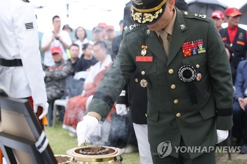 고(故) 채수근 상병의 안장식이 지난 7월 22일 오후 국립대전현충원에서 거행되는 가운데 임성근 해병대 1사단장이 추모하고 있다. 대전=연합뉴스