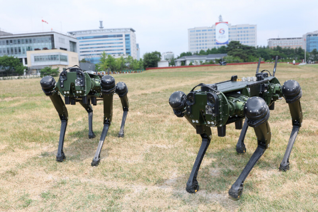 고스트로보틱스의 4족 보행 로봇이 올 6월 서울 용산공원에서 대통령 집무실 경호용으로 시험 운영되고 있는 모습. 연합뉴스
