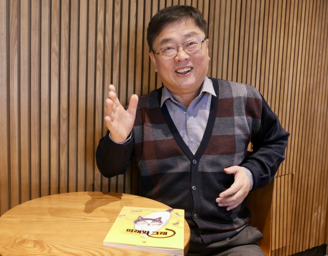 김혁 작가가 서울 사당동의 한 커피숍에서 서울경제신문과 인터뷰를 하고 있다.