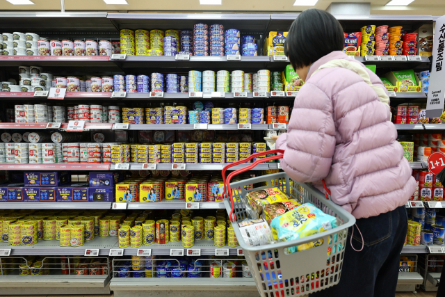 정부가 생필품 슈링크플레이션 실태 조사를 진행하겠다고 발표한 가운데 19일 오전 서울 시내 한 대형마트에 통조림 등 식료품이 진열돼 있다. 연합뉴스