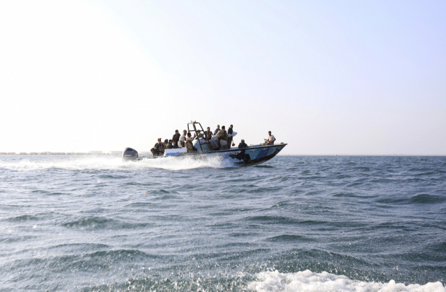 후티 반군들을 태운 보트 한 척이 5일(현지시간) 홍해 알살리프 항구 앞바다를 항해하고 있다./EPA연합뉴