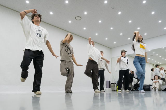 엘리베이터보이즈가 K팝 댄스 체험 공간에서 BTS 멤버의 노래에 맞춰 안무를 배우고 있다. 사진 제공=한국관광공사