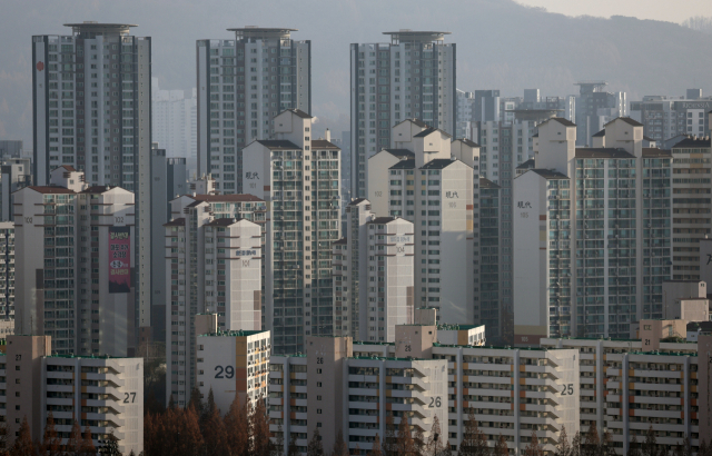 지난 10일 서울 마포구 하늘공원 인근에서 바라본 아파트 단지의 모습. 연합뉴스