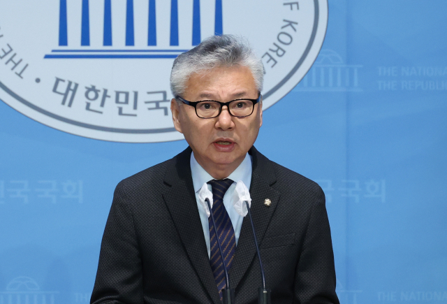 홍성국 더불어민주당 의원이 13일 국회에서 내년 총선 불출마 선언을 하고 있다. 연합뉴스