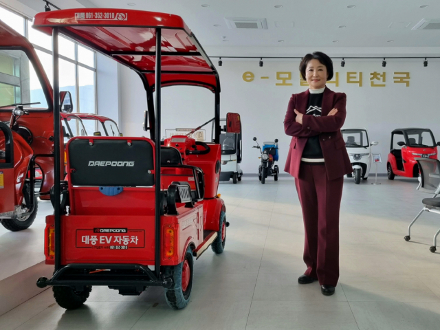 백옥희 대풍EV자동차 대표가 자사 대표 제품과 함께 사진을 찍고 있다. 사진 제공=한국여성경제인협회