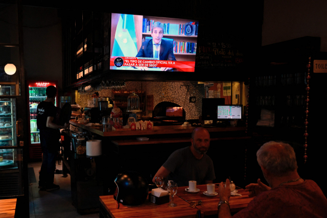 12일(현지 시간) 아르헨티나 부에노스아이레스의 한 식당에서 루이스 카푸트 경제장관의 방송연설이 중계되고 있다. AFP연합뉴스