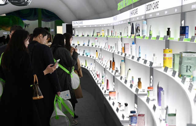 13일 서울 중구 동대문디자인플라자(DDP)에서 열린 '2023 올리브영 어워즈&페스타'에서 관람객들이 상품을 둘러보고 있다. /성형주 기자