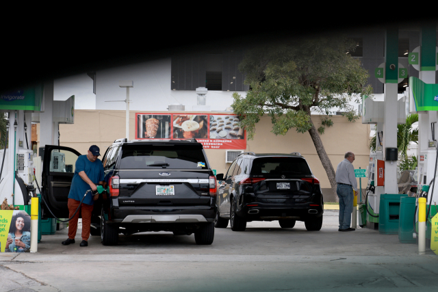12일(현지 시간) 미국 플로리다주 마이애미의 한 주유소에서 손님들이 차량에 기름을 넣고 있다. AFP연합뉴스