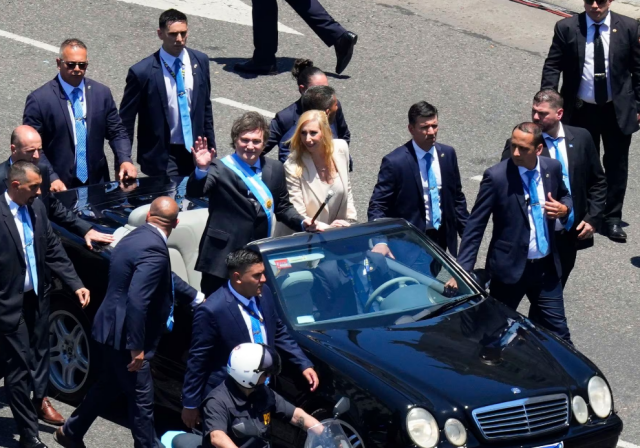아르헨 대통령 머리 위로 유리병 ‘휙’…취임 카퍼레이드서 생긴 일