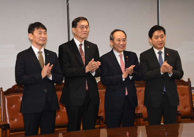 추경호(오른쪽 두번째) 부총리 겸 기획재정부 장관이 14일 서울 중구 은행연합회관에서 열린 비상거시경제금융회의에 참석해 기념사진을 찍고있다. /사진=기재부