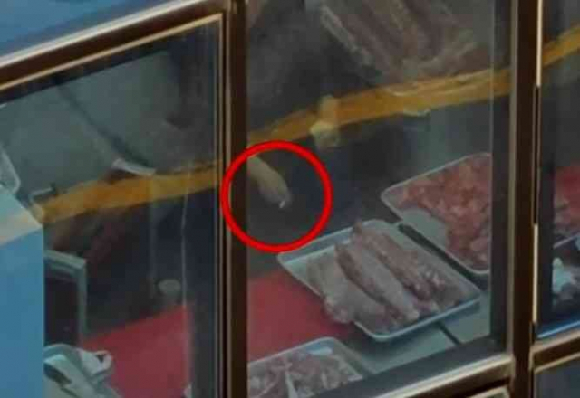 인천의 한 고깃집 주방에서 식당 직원들이 담배를 피고 있다. JTBC '사건반장' 캡처