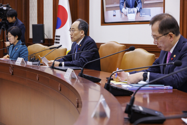 추경호(가운데) 부총리 겸 기획재정부 장관이 13일 정부서울청사에서 열린 비상경제장관회의에서 발언하고 있다. 연합뉴스