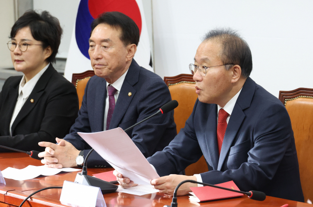 윤재옥(오른쪽) 국민의힘 대표 권한대행 겸 원내대표가 14일 국회 본관에서 최고위원회의를 주재하고 있다. 연합뉴스