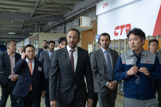 반다르 알코라예프(가운데) 사우디 산업광물자원부 장관이 13일 오후 창원시 CTR 자동차 부품 공장을 찾아 설명을 듣고 있다. 사진제공=CTR