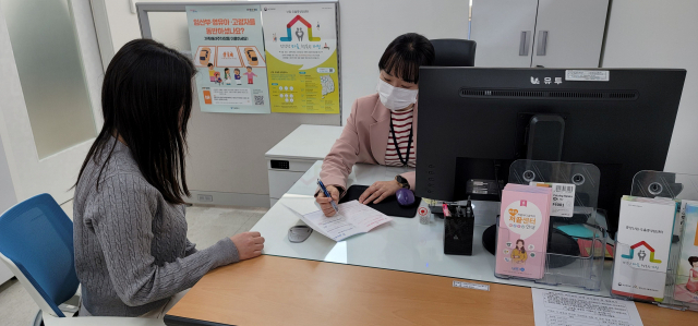 마포구 햇빛센터에서 임산부가 임산부 등록을 하고 있다. 사진 제공=마포구