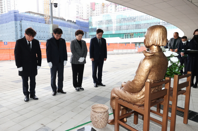 염종현 경기도의회 의장이 14일 도의회 청사 현판 옆에 설치된 평화의 소녀상 앞에서 추모의 시간을 갖고 있다. 사진 제공 = 경기도의회