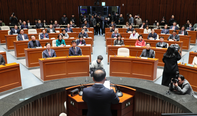 윤재옥 국민의힘 대표 권한대행이 15일 오전 국회에서 열린 비상의원총회에서 발언하고 있다. 연합뉴스