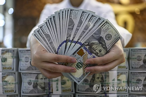 서울 중구 하나은행 위변조대응센터에서 관계자가 취재진에게 달러를 보여주고 있다. 연합뉴스
