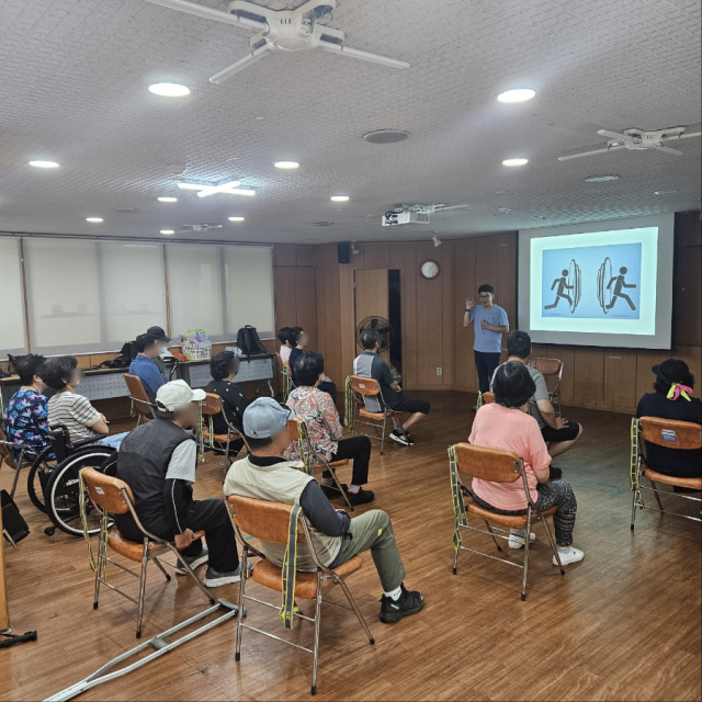 동작구에서 장애인 대상으로 진행한 재활훈련 서비스(보행훈련). 사진 제공=동작구